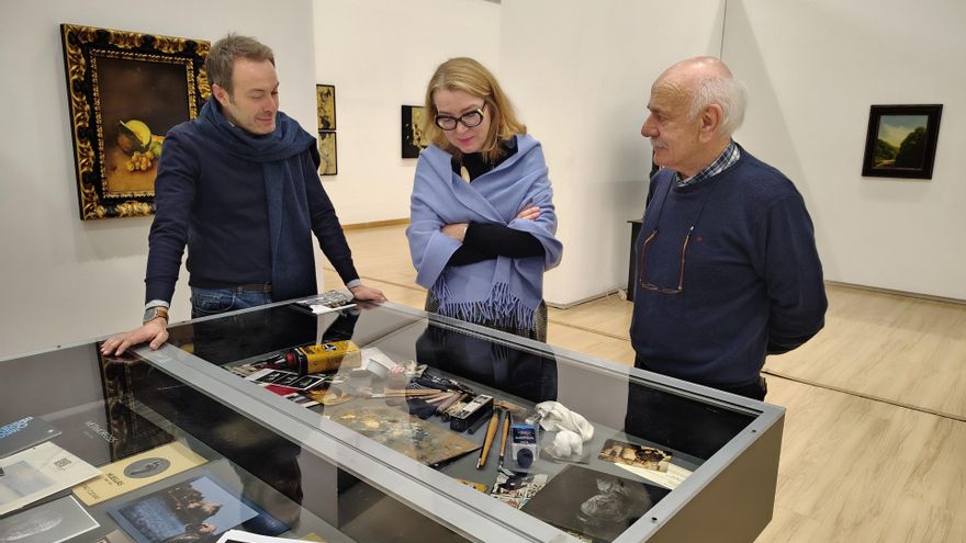 Jesús Mazón, Eva Guillermina Fernández y Faustino Cuevas recorren la exposición.