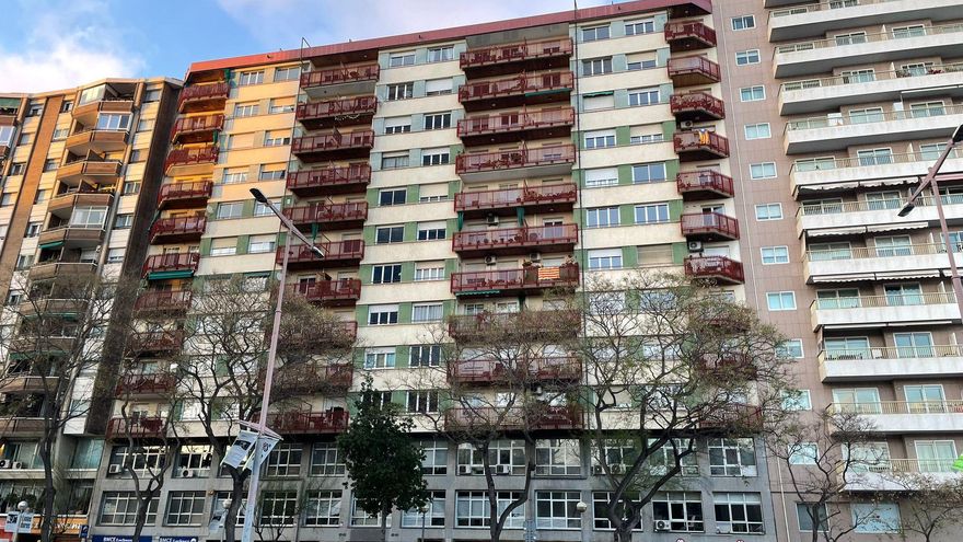 Un juez autoriza a un gran propietario a abrir 120 pisos turísticos en un solo bloque de Barcelona