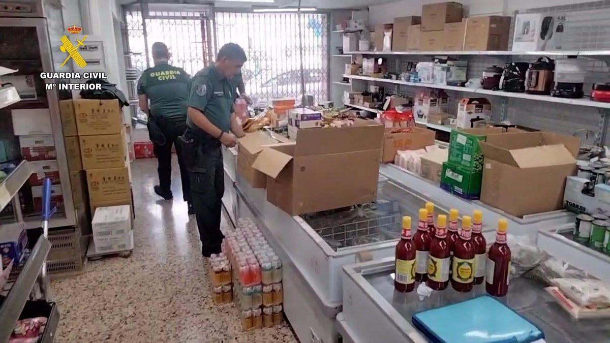 Los agentes, inspeccionando el local.