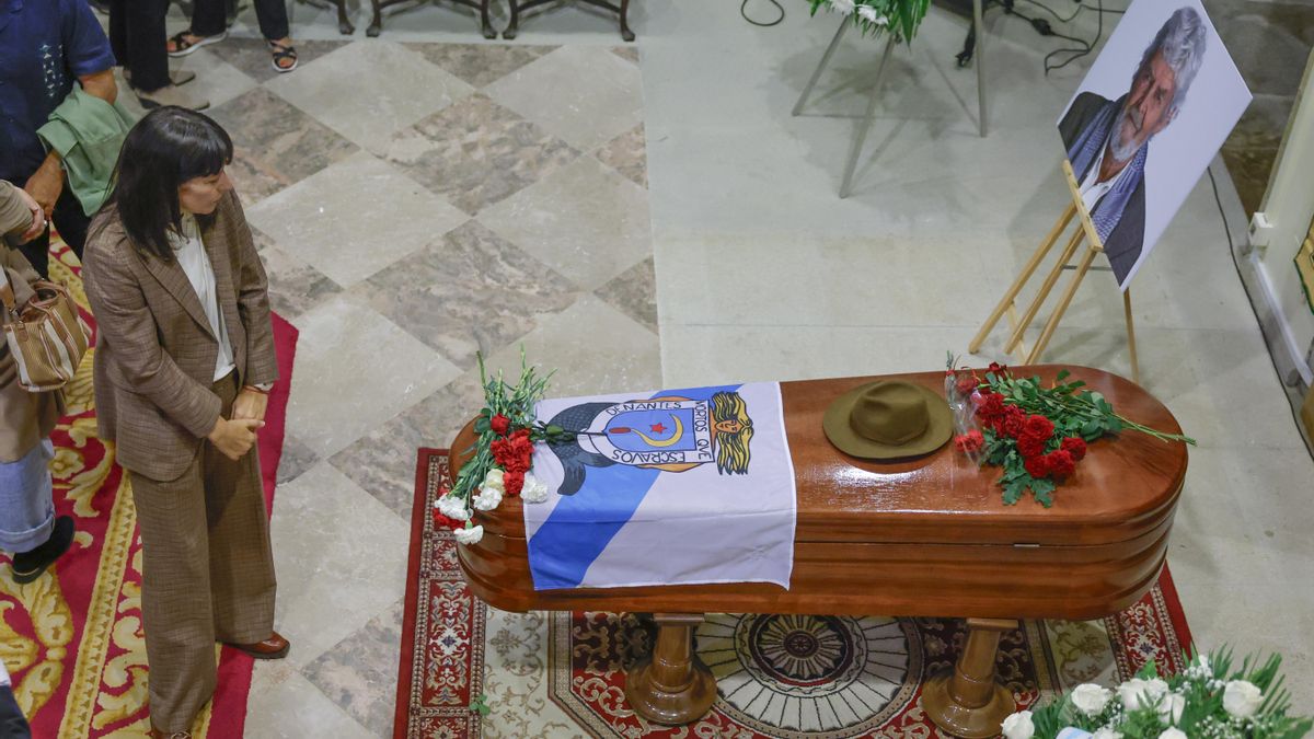 La portavoz nacional del BNG, Ana Pontón, ante el ataúd de Beiras, sobre el que varios de quienes pasaron por su capilla ardiente fueron dejando claveles.