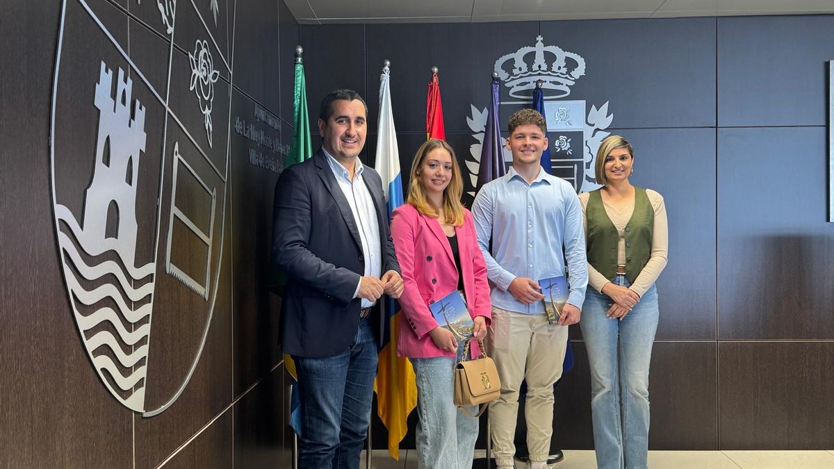 Borja  Pérez, alcalde de Breña Baja con los representantes del municipio en el certamen Miss & Mister La Palma-Taburiente 2025.
