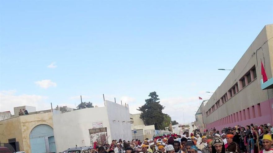 Los marroquíes festejan el nacimiento de Mahoma con una procesión de velas