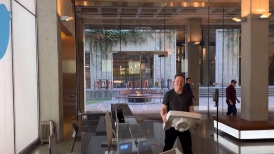 Elon Musk oficializó la compra de Twitter y apareció en las oficinas con una bacha de baño