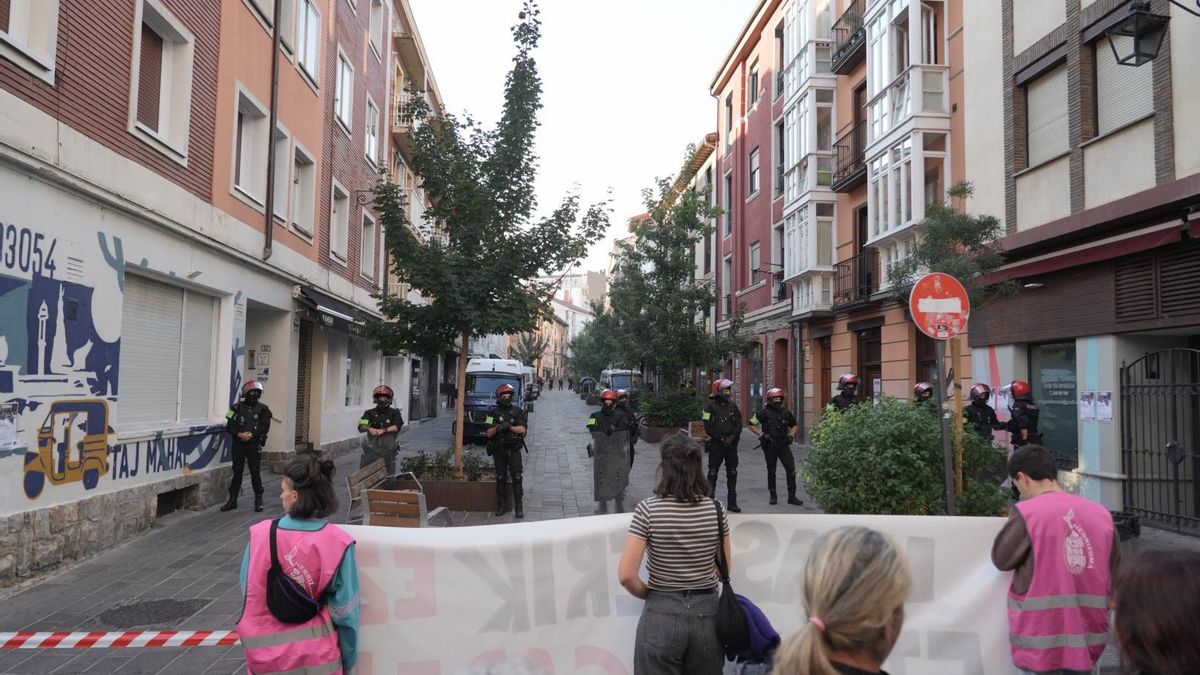 Gran despliegue policial ante las protestas contra el desahucio de una familia con dos menores en el centro de Vitoria