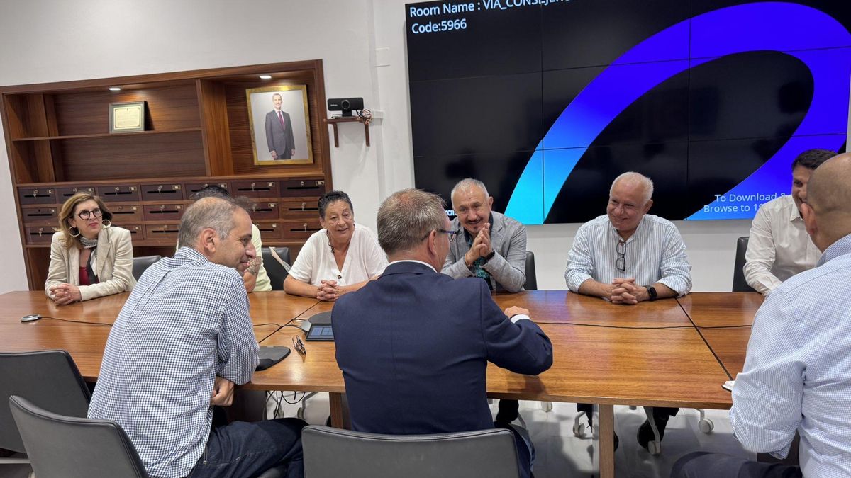 El secretario general de UGT,  Pepe Álvarez, ha reunido este jueves en La Palma con el presidente del Cabildo, Sergio Rodríguez, y el Comisionado para la Reconstrucción de la Isla, Héctor Izquierdo, acompañado por el secretario general de UGT Canarias, Manuel Navarro, y la secretaria insular, Lupe Parrilla