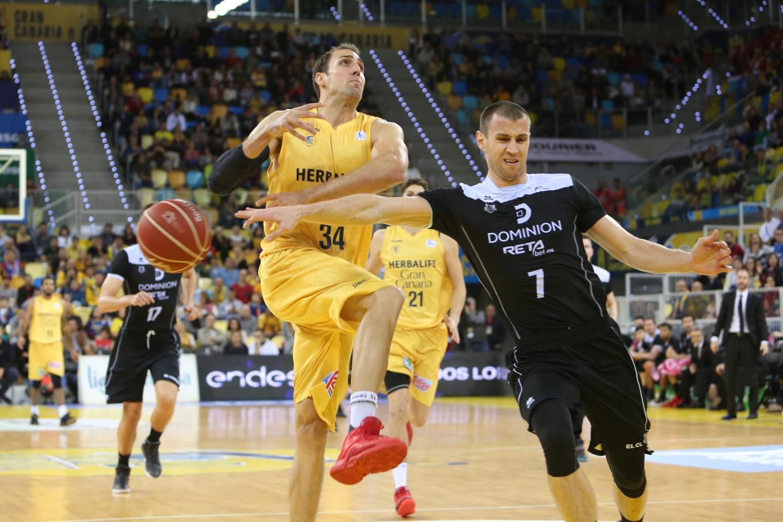 Partido entre el Herbalife Gran Canaria y el Dominion Bilbao Basket en el Gran Canaria Arena. (Alejandro Ramos).