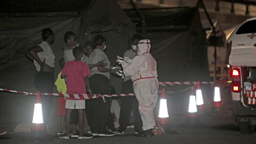 Mujeres y niños en el muelle de Arguineguín, al sur de Gran Canaria