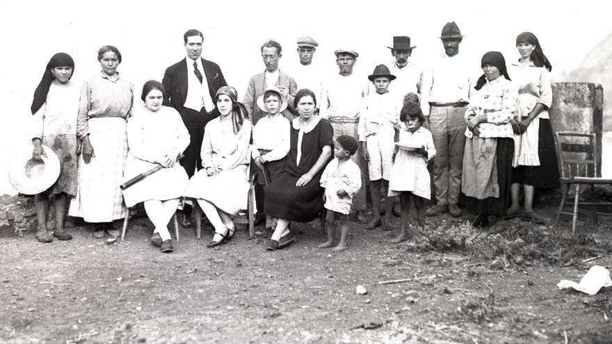 Esta imagen es de 1929, en la hacienda de Roque Bermejo (Anaga). La familia Ossuna visita a los campesinos que trabajaban en su propiedad