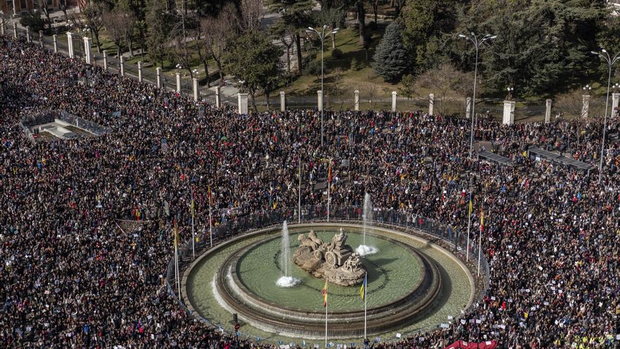 Cientos de miles de personas abarrotan las calles de Madrid en torno a la plaza de Cibeles.
