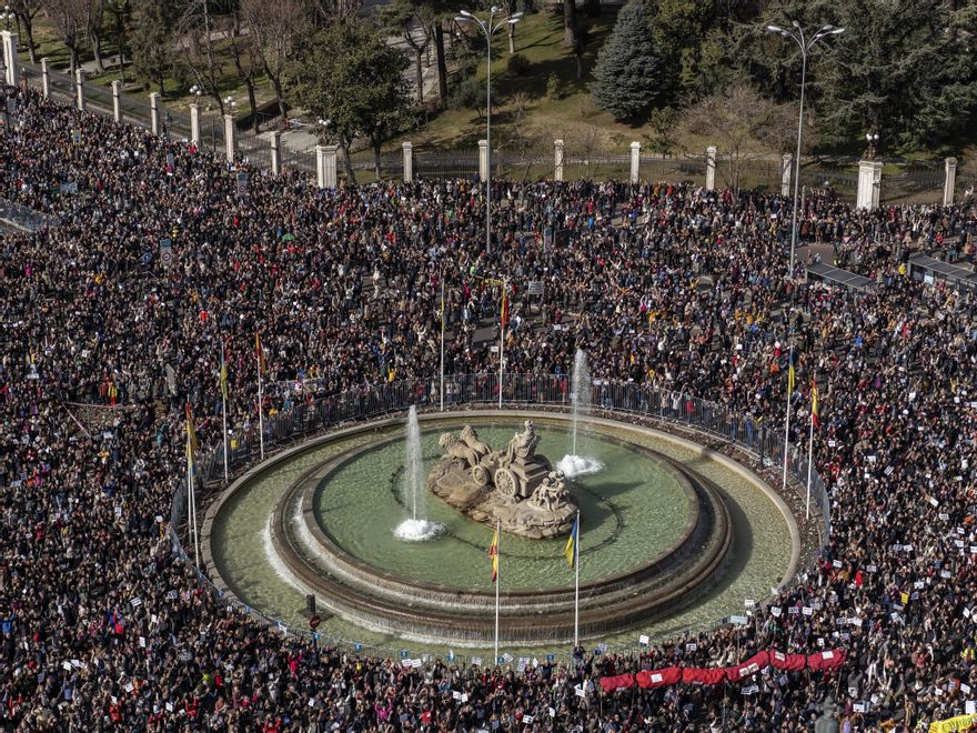 Cientos de miles de personas abarrotan las calles de Madrid en torno a la plaza de Cibeles.
