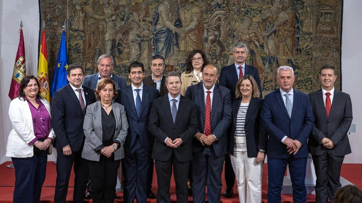 Foto de familia tras la firma del acuerdo