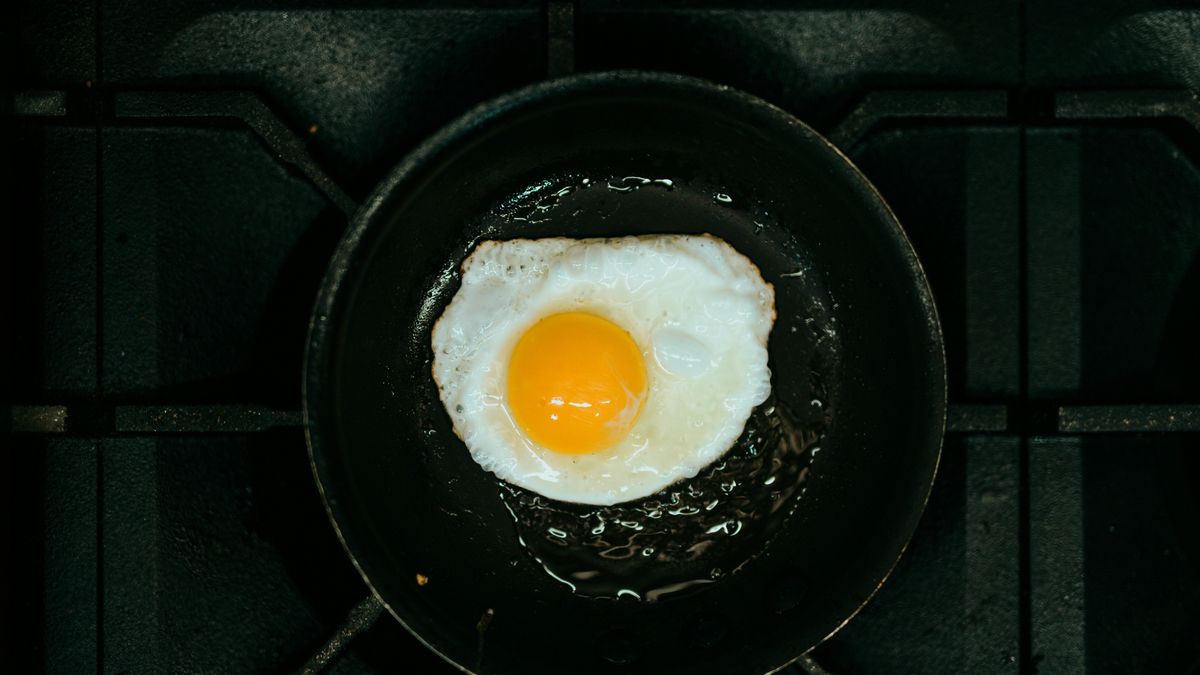 Huevos fritos, el primer paso para preparar los huevos encapotados.