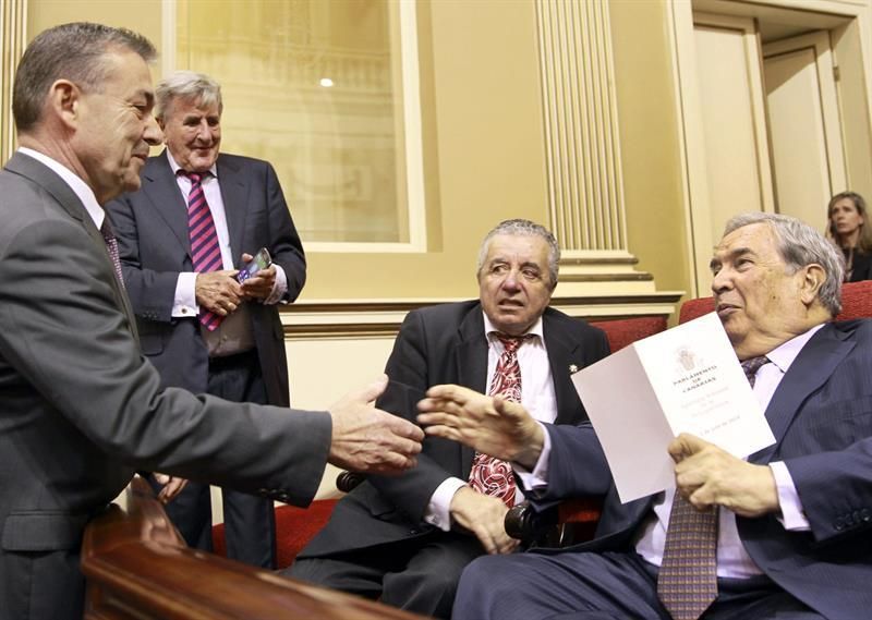 Paulino Rivero (i), saluda a Manuel Hermoso, Lorenzo Olarte (2d) y Jerónimo Saavedra (d). (Efe/Cristóbal García).