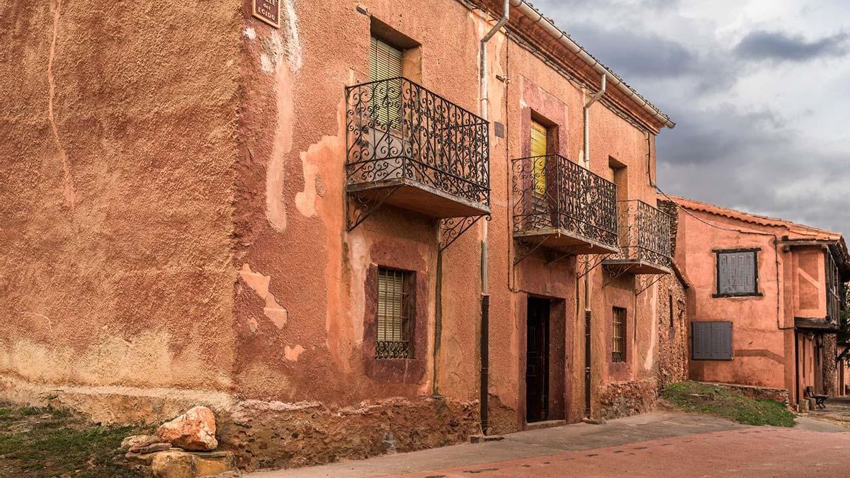 Con apenas 20 habitantes, es uno de los pueblos más singulares de esta sierra segoviana cuya iglesia fue cementerio local hasta el siglo XIX