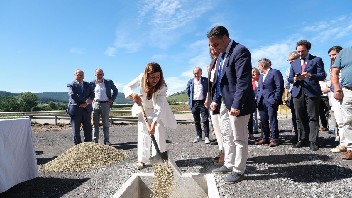La presidenta de Cantabria, María José Sáenz de Buruaga, pone la primera piedra del Centro Logístico de La Pasiega.- Archivo