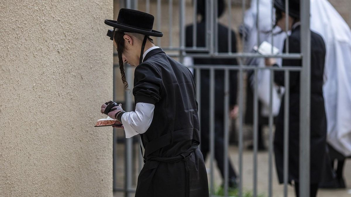 La fábrica de Sevilla que hace sombreros para judíos ortodoxos no nota la guerra: "Para nosotros no hay conflicto"