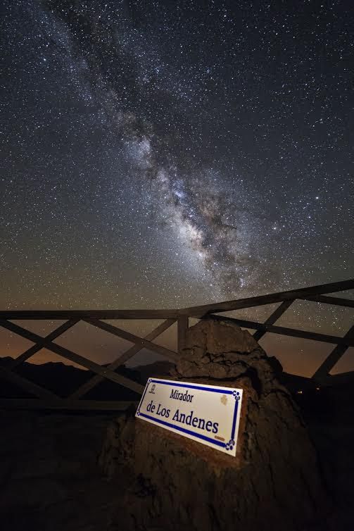Segundo premio en el apartado 'Paisaje astronómico desde La Palma'. Título: Mirando al universo. Autor: Sergi Luque.