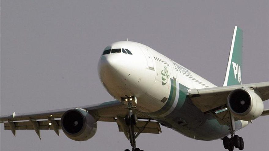 Dos detenidos tras el desvío de un avión paquistaní en el Reino Unido