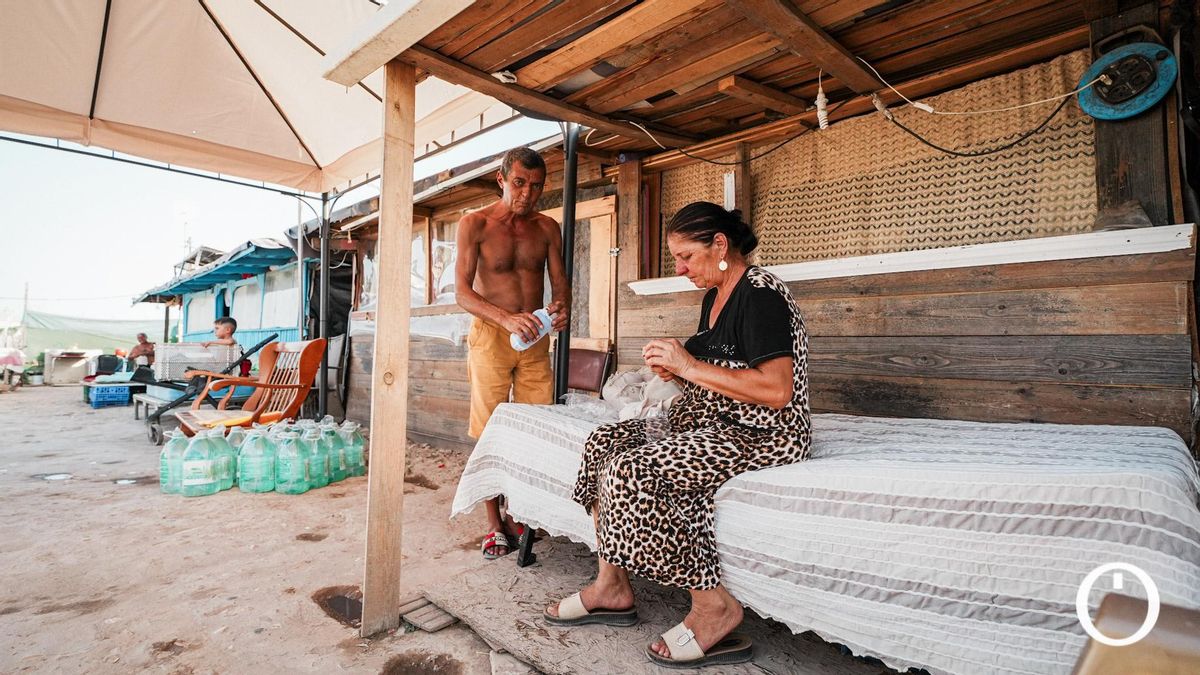 Familias pasando el calor del verano en un asentamiento de Córdoba.