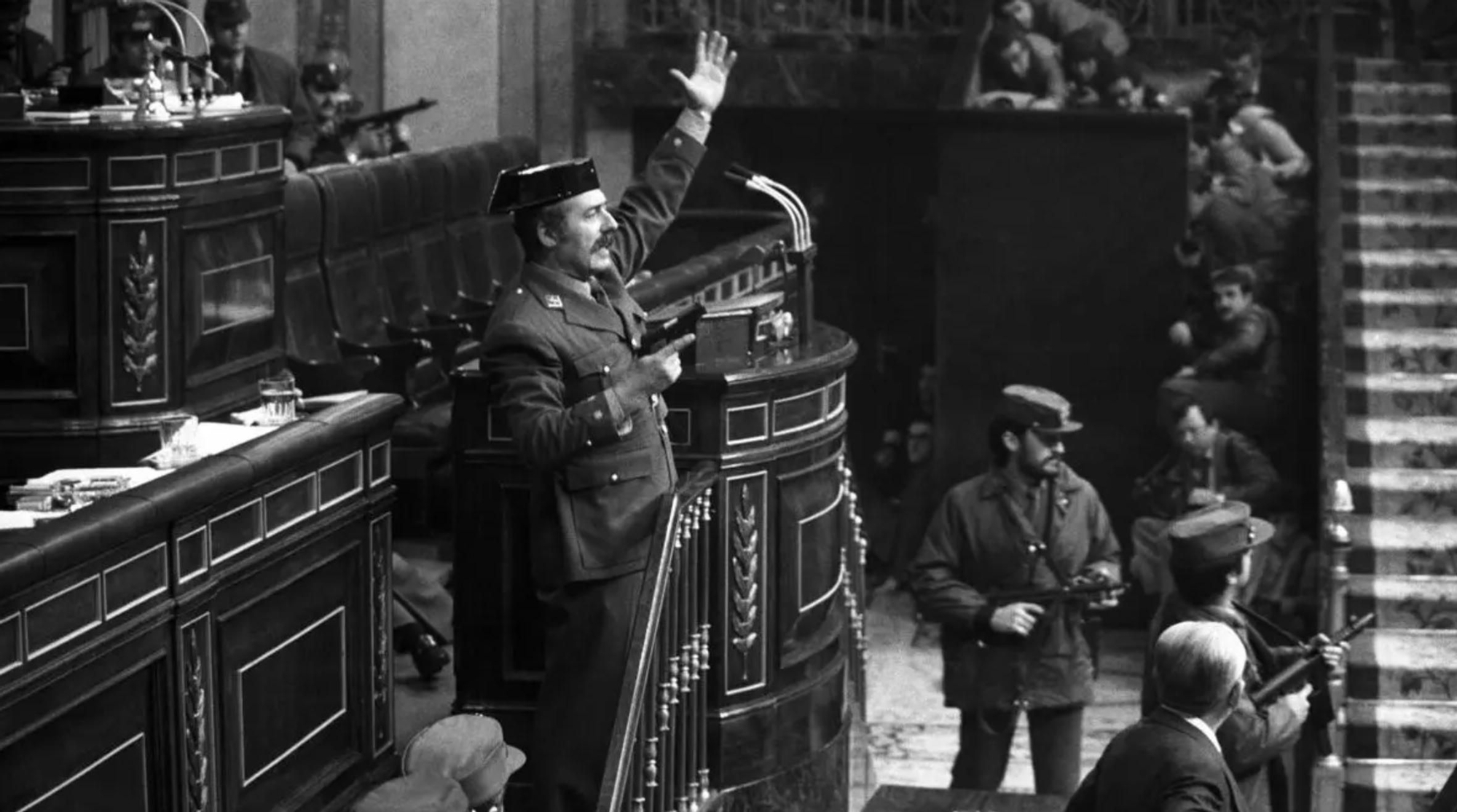Antonio Tejero, pistola en mano, en la tribuna del Congreso en el comienzo del golpe del 23F.