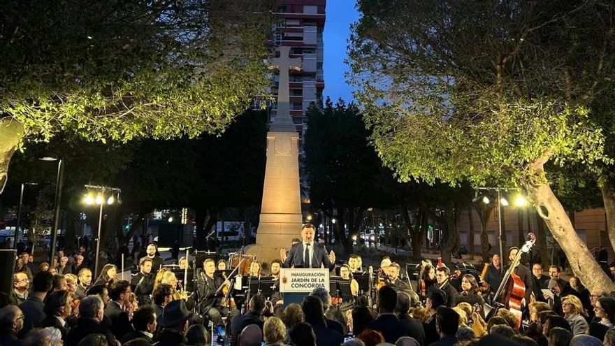 Elche inaugura el 'Jardín de la Concordia' donde PP y Vox han conseguido que se mantenga la cruz franquista
