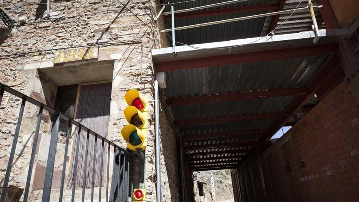 Por qué en este pueblo de 30 habitantes se decidió instalar los dos primeros semáforos de la localidad y en la misma calle