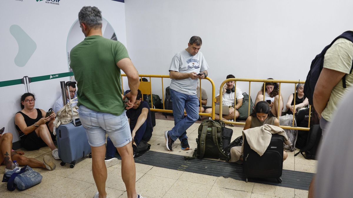 Pasajeros aguardan este jueves en la estación de Madrid-Chamartín después de que la circulación de trenes de alta velocidad se viera interrumpida por una falta de tensión eléctrica en la estación