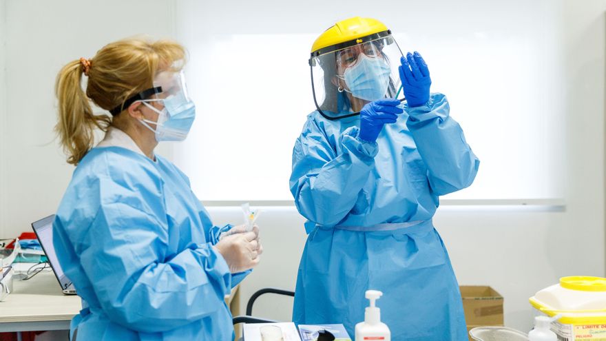 Personal de vacunación en Segovia.