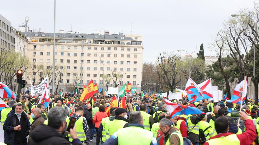 Grupos de personas con banderas acuden a una manifestación por el sector del transporte, en el Ministerio de Transportes, a 25 de marzo de 2022, en Madrid (España).