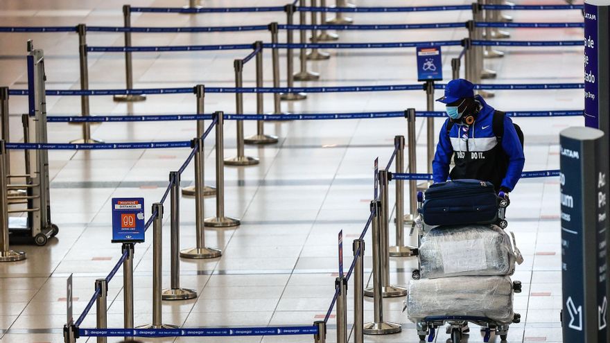 Fotografía de archivo de un hombre mientras transporta su equipaje en el Aeropuerto Internacional de Ezeiza, en Buenos Aires (Argentina). EFE/Juan Ignacio Roncoroni