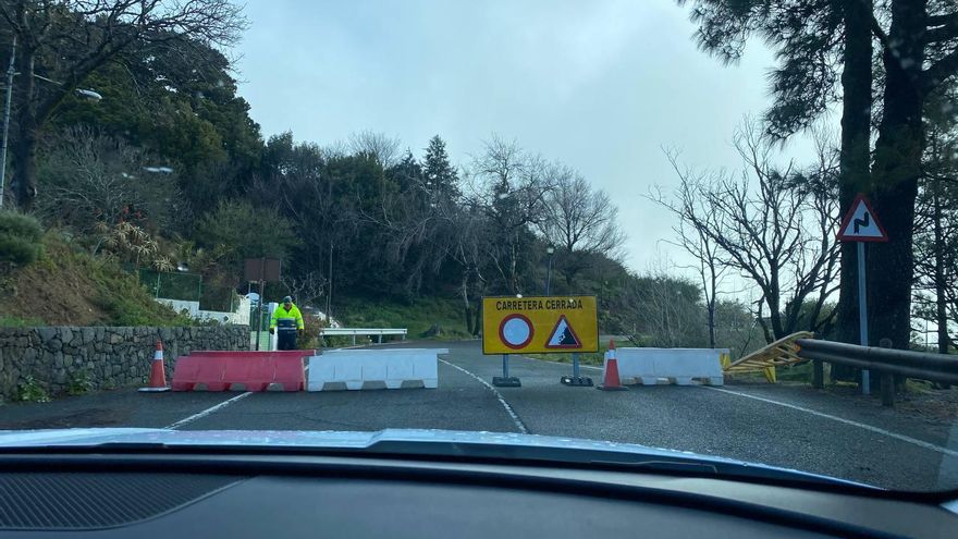 Carretera cerrada ante la presencia de nieve
