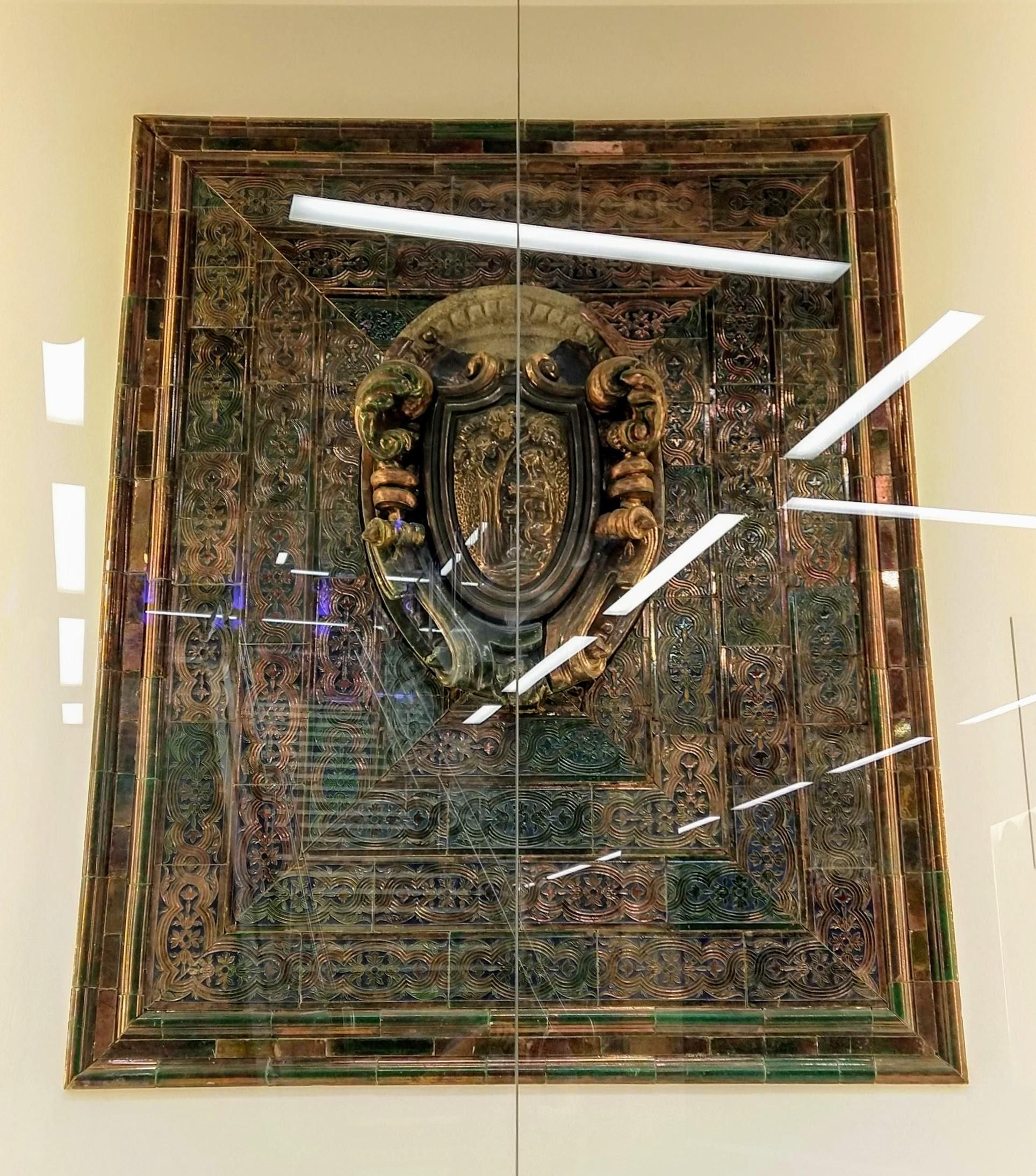 Escudo de Madrid conservado en la estación de Gran Vía