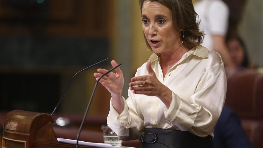 La portavoz parlamentaria del PP en el Congreso, Cuca Gamarra, durante su intervención en la sesión plenaria en el Congreso de los Diputados, a 13 de octubre de 2022, en Madrid (España).