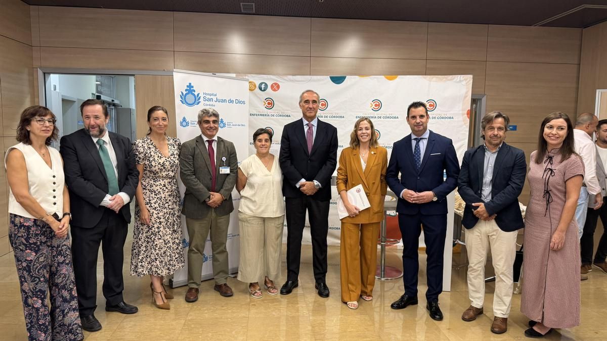 Foto de familia de los representantes institucionales asistentes.