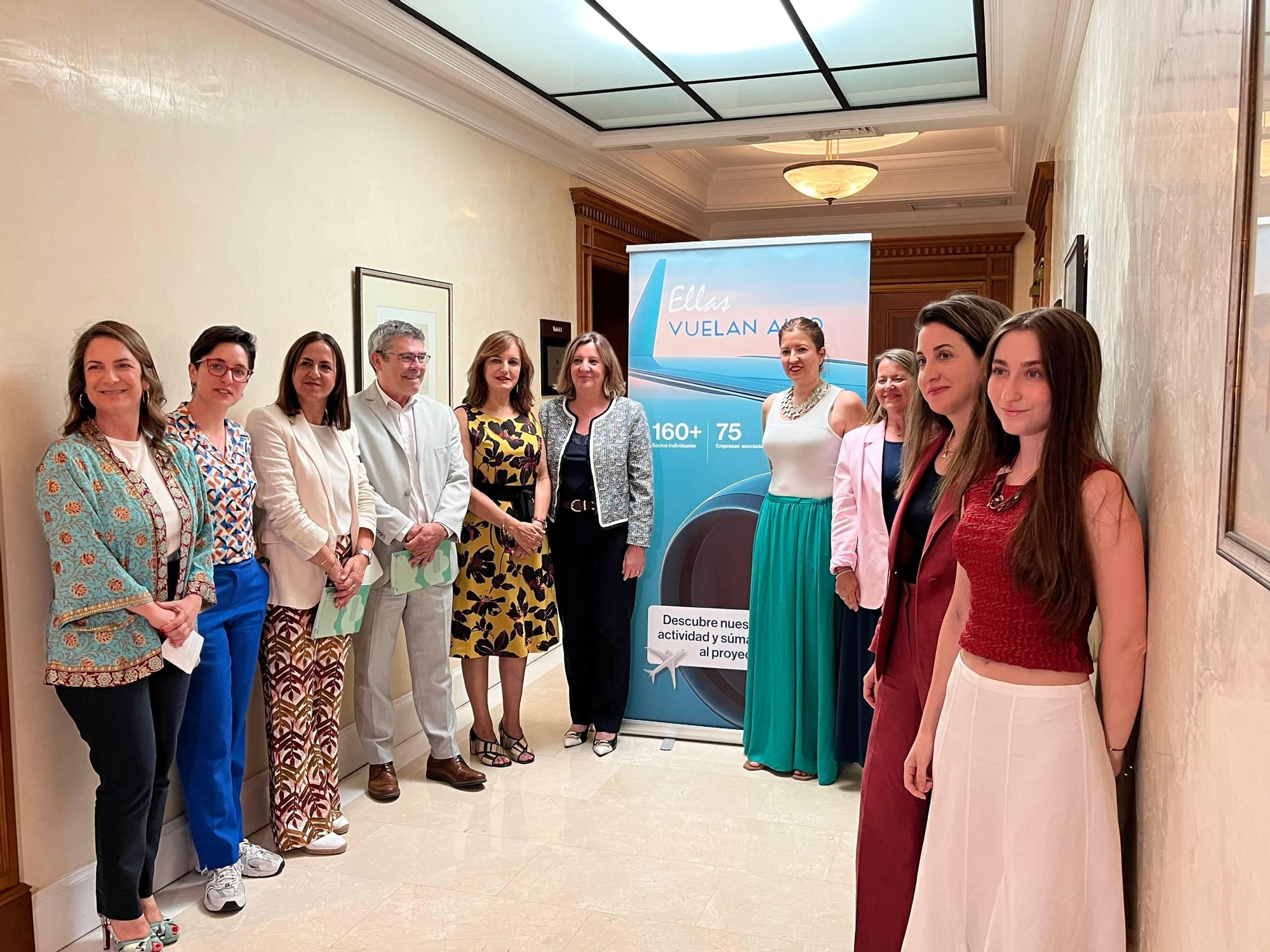 Algunas de mujeres que integrarán la delegación en Castilla-La Mancha de 'Ellas Vuelan Alto', junto a su presidenta nacional Isabel Maestre (vestido amarillo) y la consejera de Economía, Empresas y Empleo, Patricia Franco (a su lado)