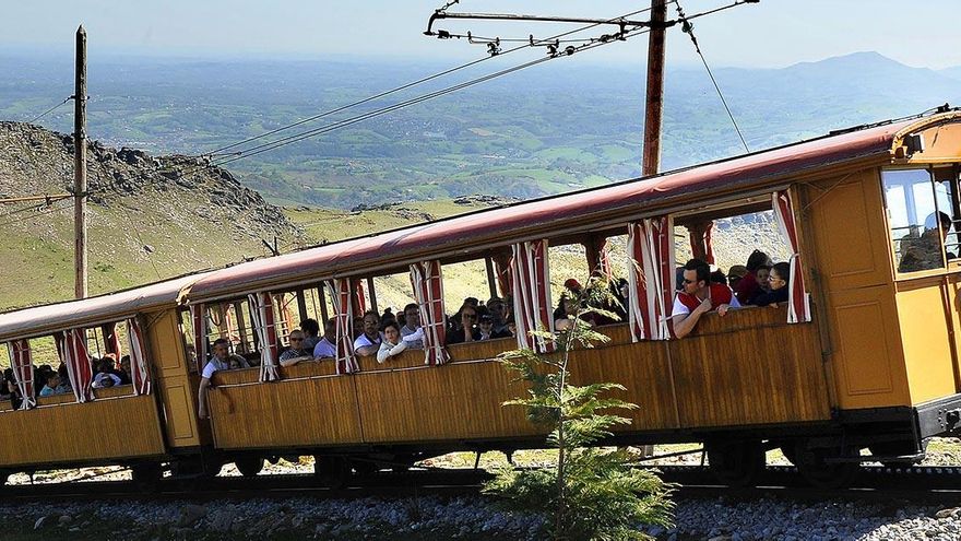 El tren cremallera que te lleva por la frontera entre España y Francia para hacer un viaje de altura y naturaleza