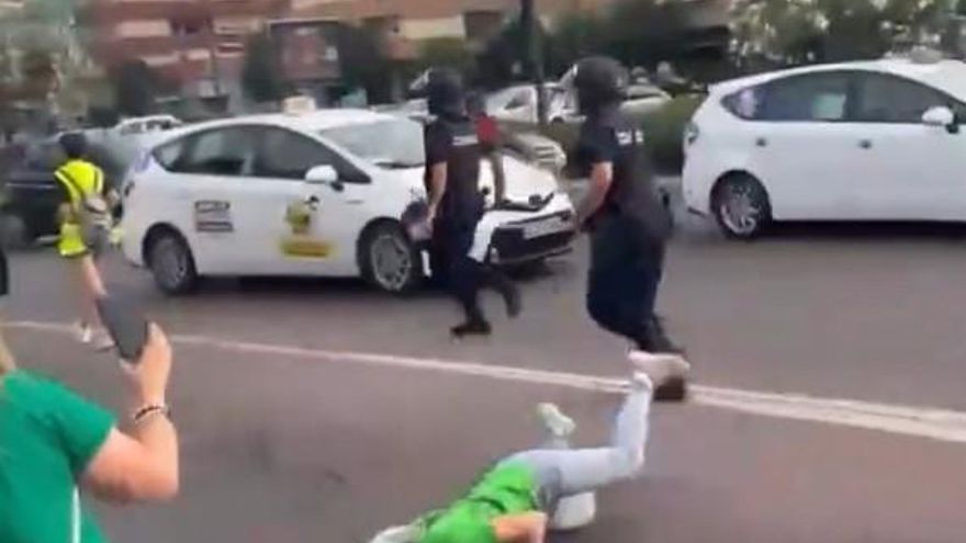El atestado policial justifica la agresión por la espalda del antidisturbios a la profesora en la huelga valenciana: "Usó la mínima fuerza"