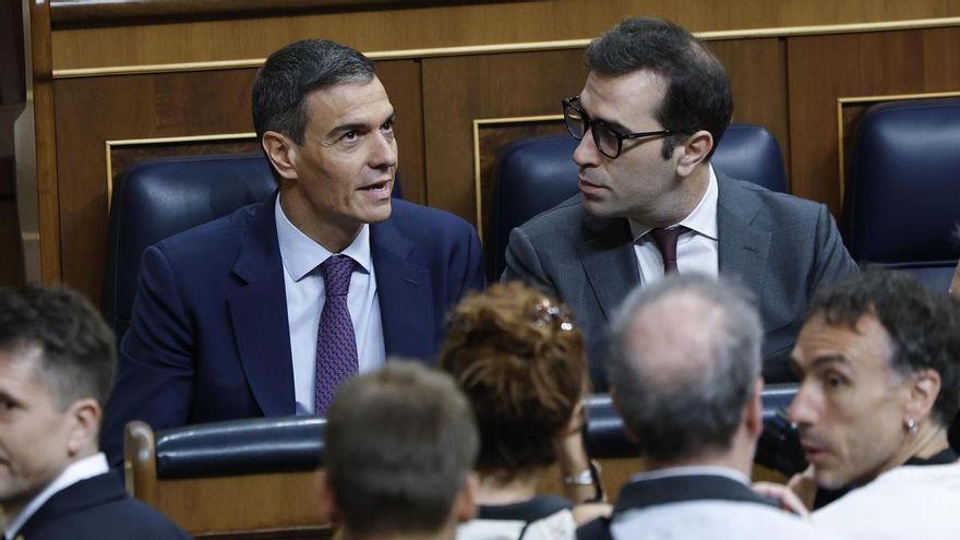 El jefe del Ejecutivo, Pedro Sánchez, conversa con el vicepresidente primero y ministro de Economía, Comercio y Empresa, Carlos Cuerpo (d), al inicio de la sesión de control al Gobierno, este miércoles en el Congreso.