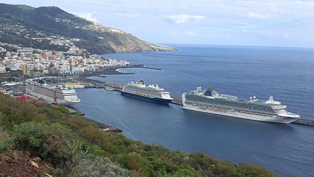 El puerto  de la capital registra otro lleno de cruceros: tres buques y un velero ‘inundan’ con más 6.400 turistas La Palma