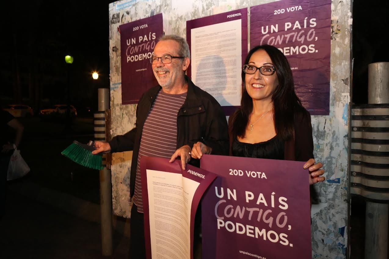 Pegada de carteles de Podemos.