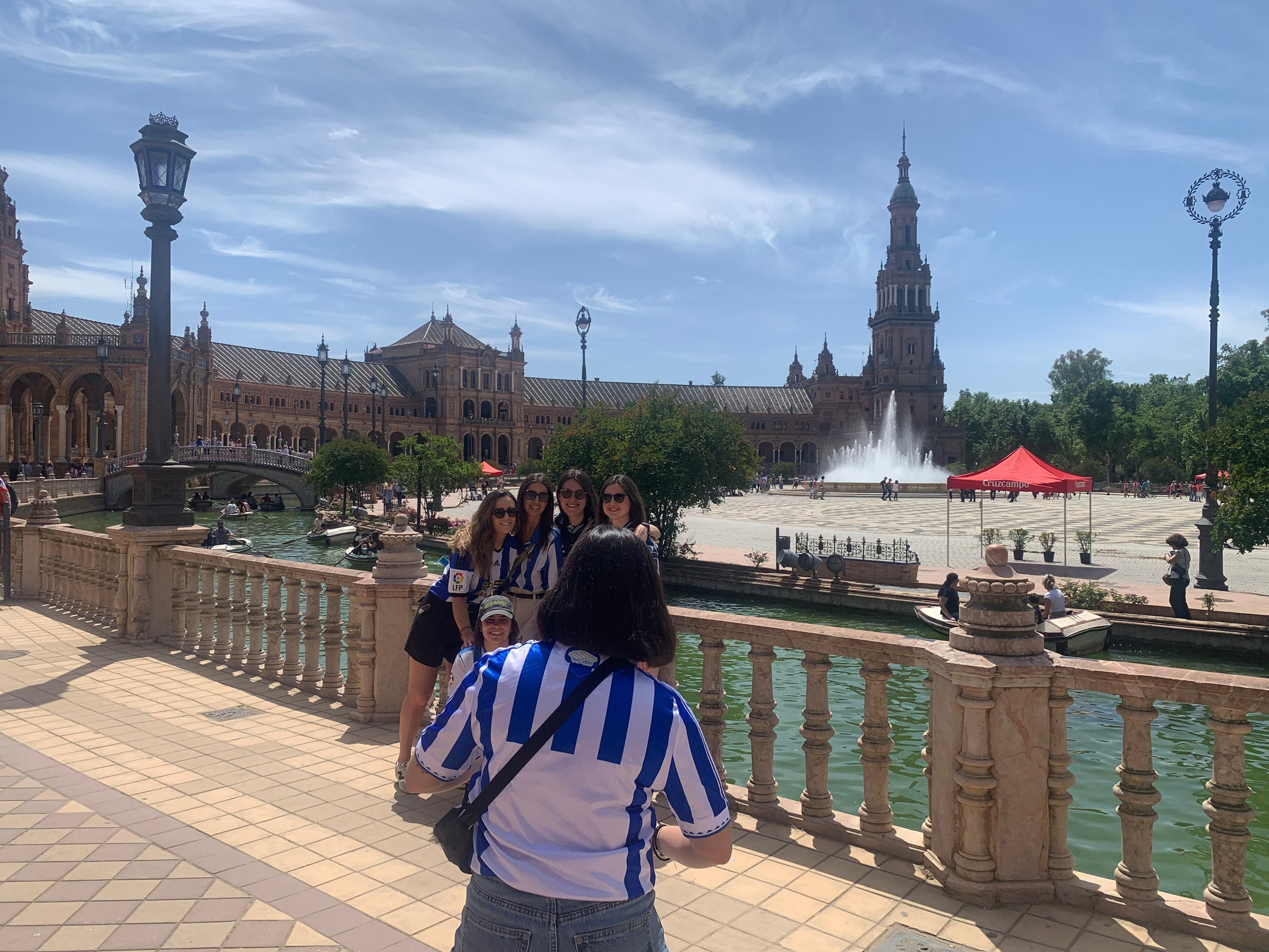 Aficionados de la Real Sociedad tiñen Sevilla de txuri-urdin en la previa de la final de la Copa del Rey.