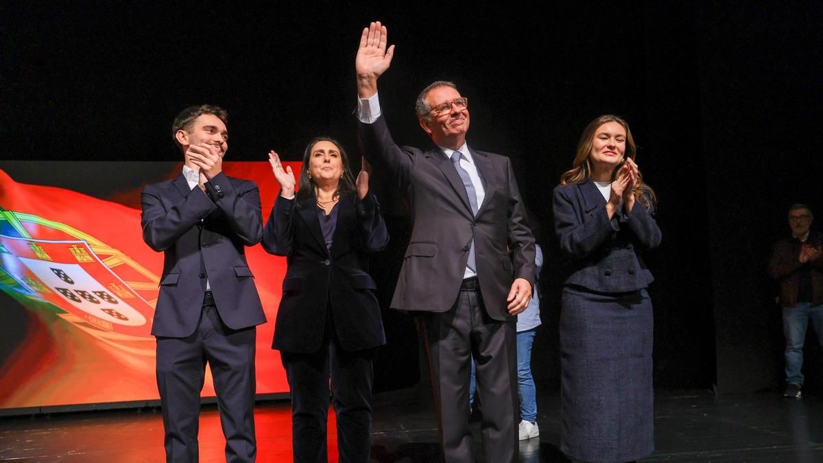 El presidente electo António José Seguro, acompañado de su mujer, su hijo y su hija, saluda a sus apoyantes tras la victoria de este domingo.