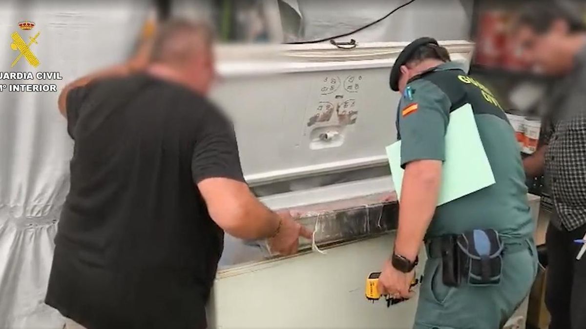 La Guardia Civil retira comida caducada y carne sin cadena de frío en la feria de Puente Genil.