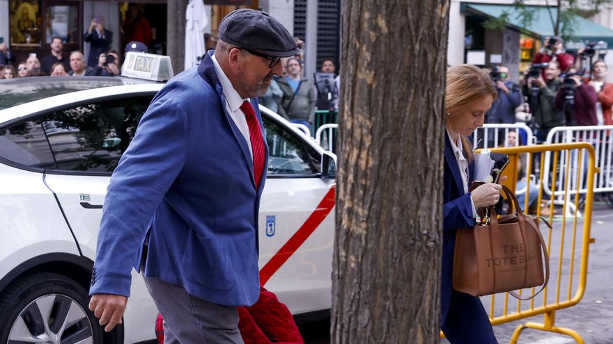 Koldo García arrives at the Supreme Court this Thursday accompanied by his lawyer Leticia de la Hoz.