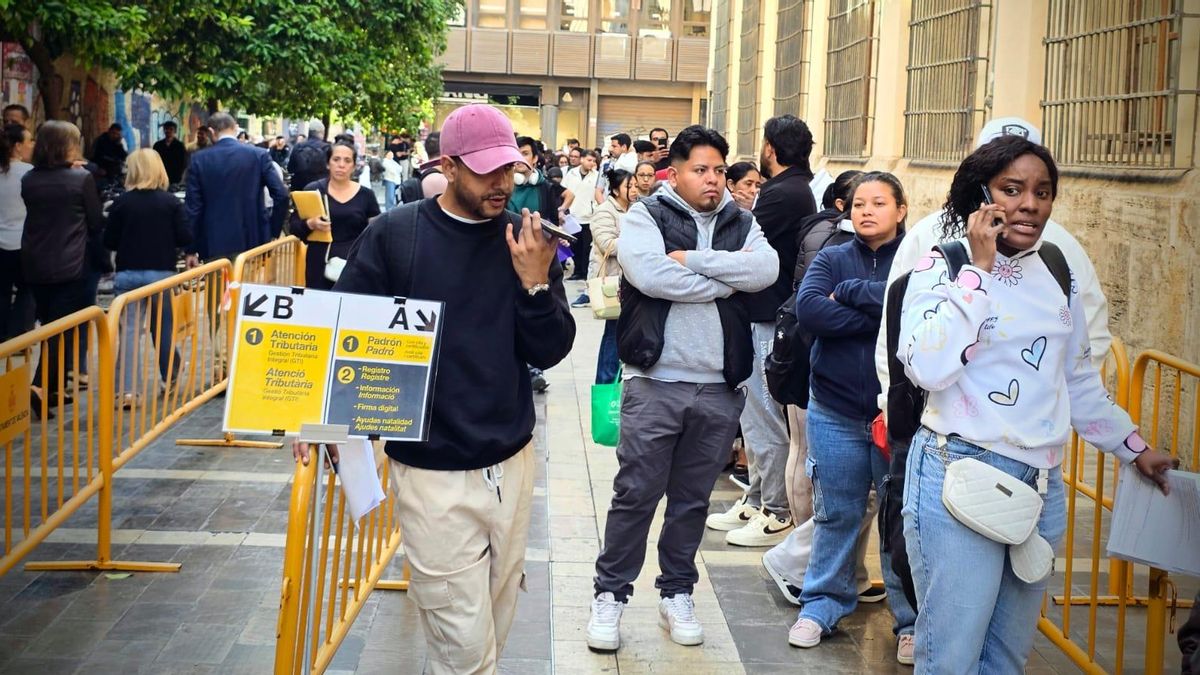 Colas en el Ayuntamiento de València para pedir el informe de vulnerabilidad.
