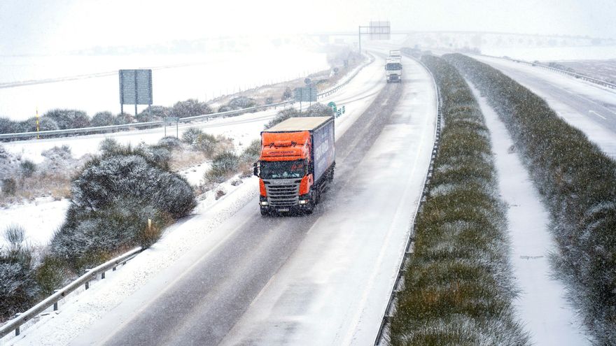 Nieve en la autovía A-23 en Santa Eulalia (Teruel). EFE/ Antonio Garcia /Archivo