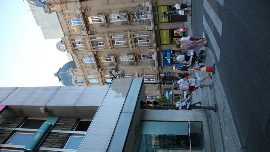 Aún se percibían en la tarde del domingo en el suelo las letras desprendidas de la céntrica fachada.