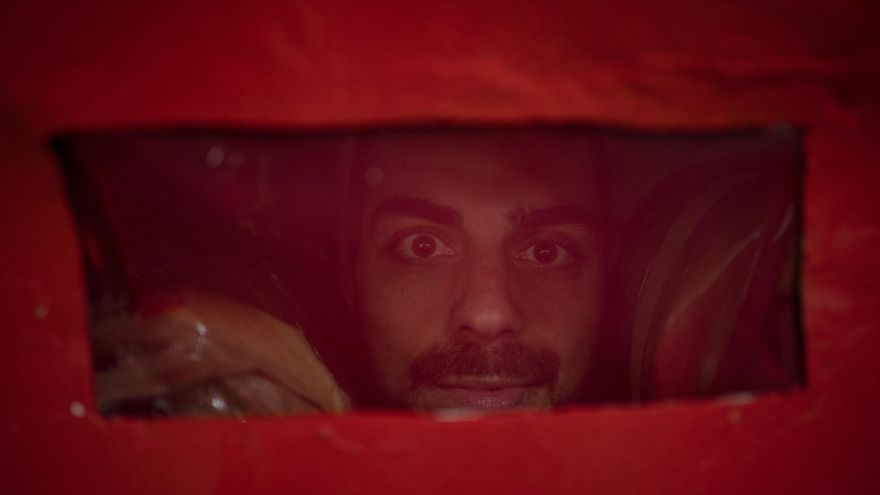 Iván Bonilla, el joven que lleva el muñeco en sus hombros durante las manifestaciones, posando dentro.