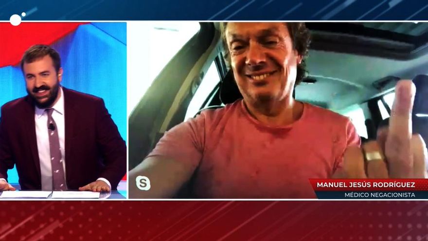 Peineta del médico negacionista en 'Todo es mentira'