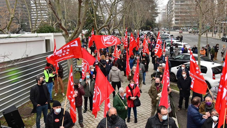 Los sindicatos CCOO y UGT en la concentración de los sindicatos en Madrid para reivindicar la subida del SMI.